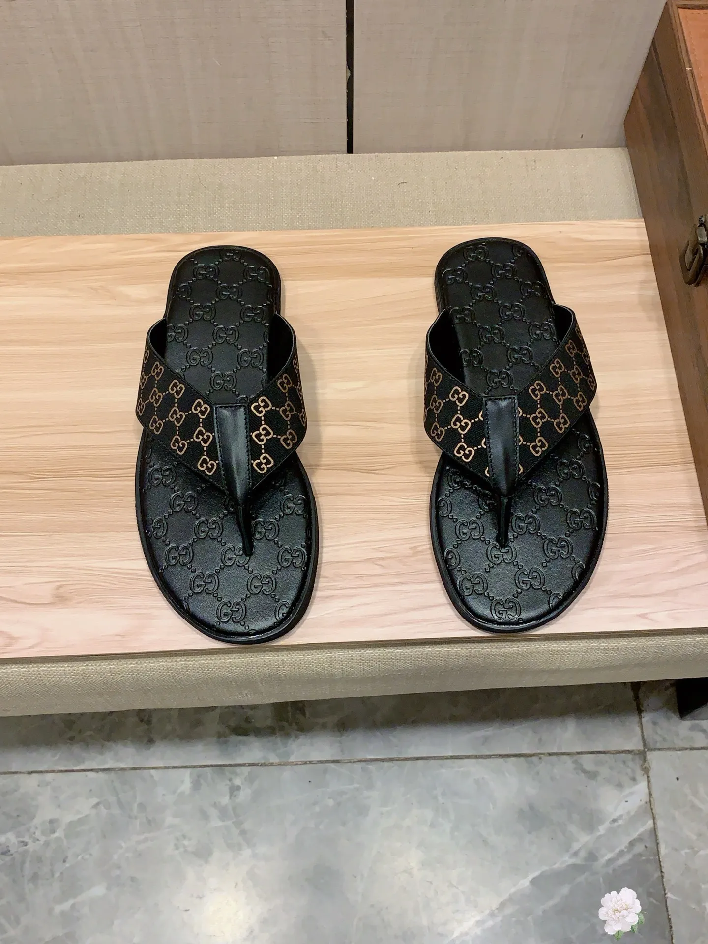 Slippers: New model: Factory price: 260💰💰🎩🎩🔥🔥《 Gucci* 》Series of slippers top purchasing agent🔍🔍Sold at the same time for men, original Italian imported webbing made of selected cowhide, exquisite workmanship,), sole: (super comfortable) original factory special sole, ⚠️exclusive double-layer movable molded sole super comfortable⚠️, real shot🎬the real thing is more beautiful🔍🔍266 regular code 38-44, can be ordered 45.